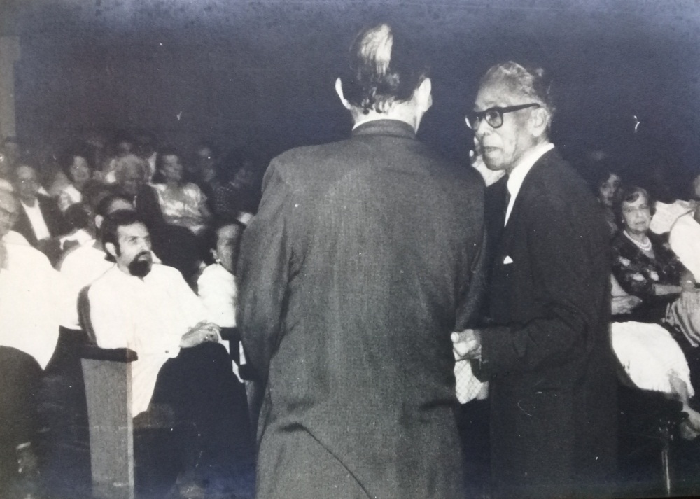 Foto de Junto al Canciller Raúl Roa en su homenaje, Salón de Actos, 25 de mayo de 1972. Colección de fotografías BNJM.